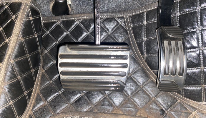 2018 Mahindra XUV500 W11 AT, Diesel, Automatic, 84,090 km, Pedals