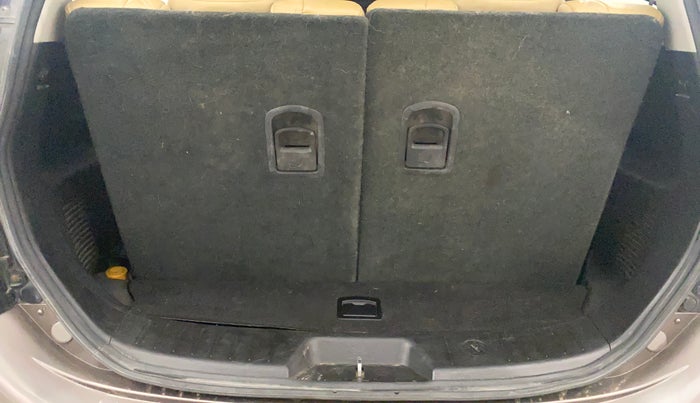 2018 Mahindra XUV500 W11 AT, Diesel, Automatic, 84,090 km, Boot Inside