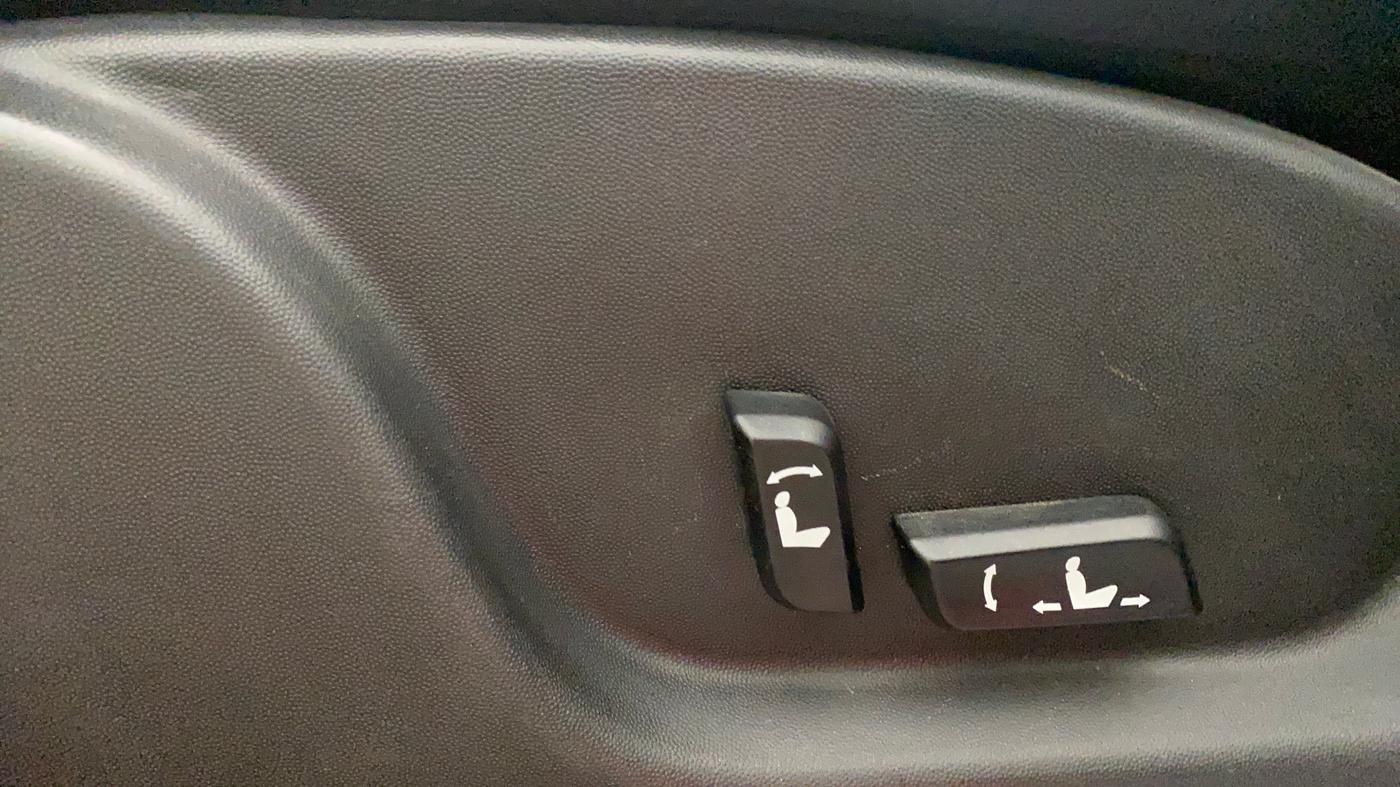 2018 Mahindra XUV500 W11 AT, Diesel, Automatic, 84,090 km, Driver Side Adjustment Panel