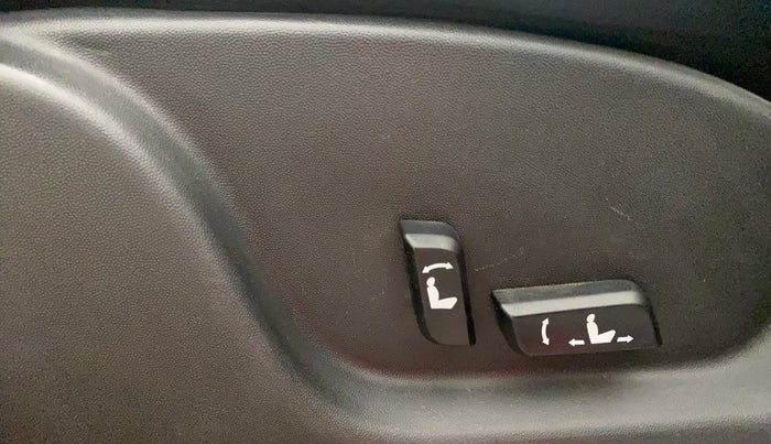 2018 Mahindra XUV500 W11 AT, Diesel, Automatic, 84,090 km, Driver Side Adjustment Panel