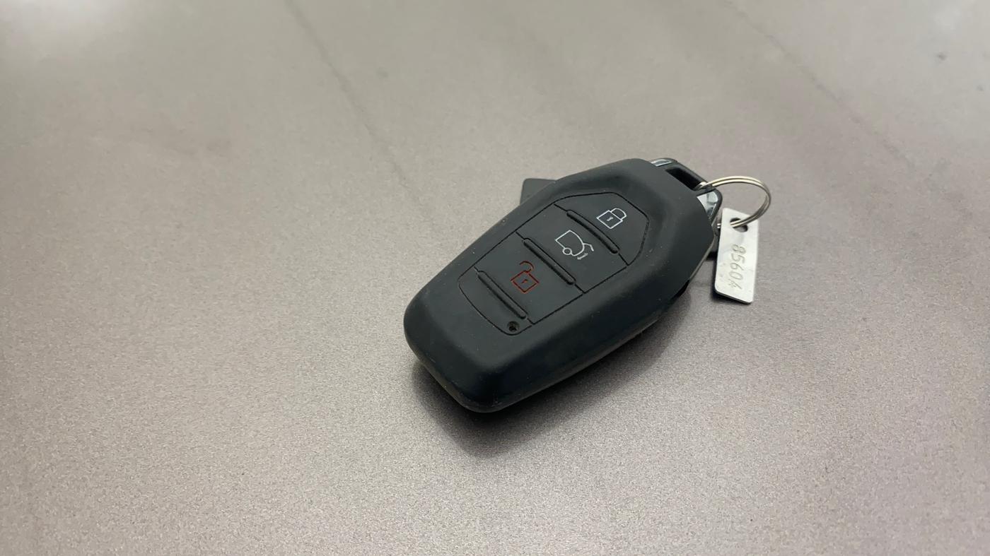 2018 Mahindra XUV500 W11 AT, Diesel, Automatic, 84,090 km, Key Close Up