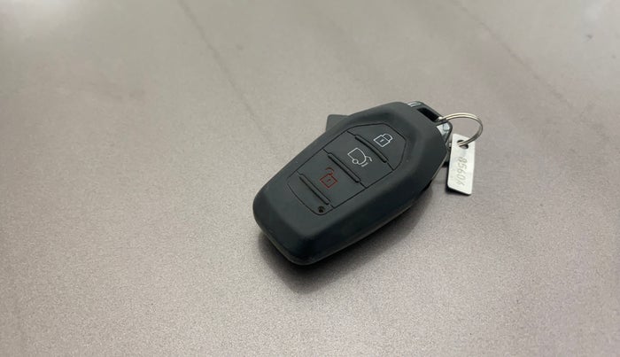 2018 Mahindra XUV500 W11 AT, Diesel, Automatic, 84,090 km, Key Close Up