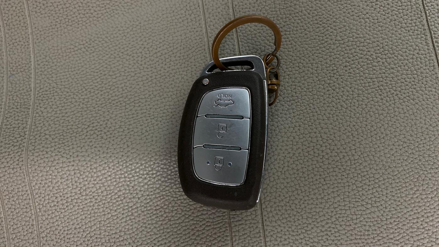 2023 Hyundai AURA SX 1.2 CNG, CNG, Manual, 54,784 km, Key Close Up
