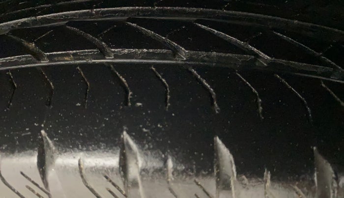 2018 Mahindra XUV500 W11, Diesel, Manual, 48,357 km, Right Rear Tyre Tread