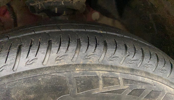 2022 Mahindra XUV300 W8 (O) 1.2 PETROL AMT DUAL TONE, Petrol, Automatic, 29,845 km, Left Front Tyre Tread