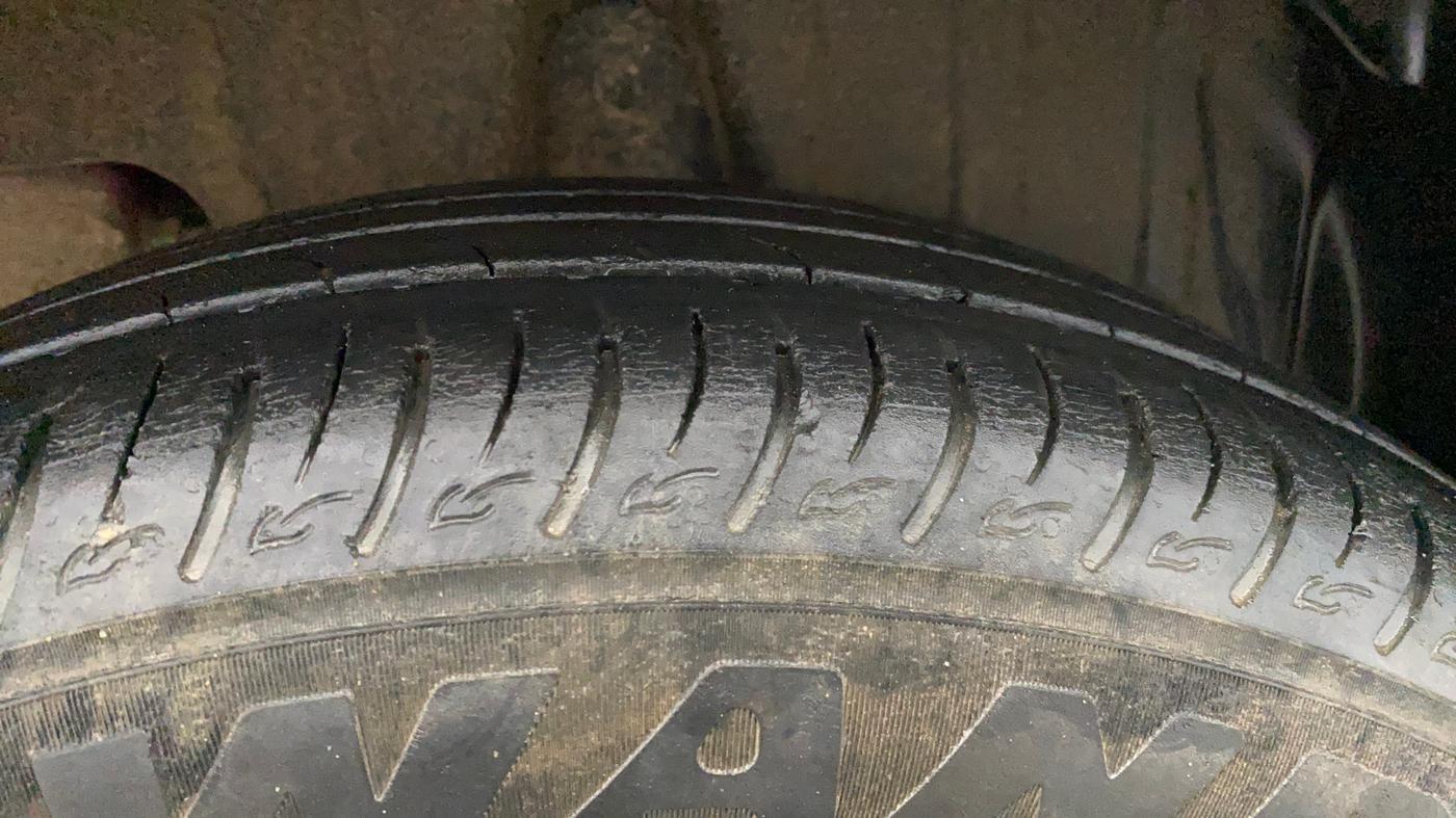 2022 Mahindra XUV300 W8 (O) 1.2 PETROL AMT DUAL TONE, Petrol, Automatic, 29,845 km, Left Rear Tyre Tread