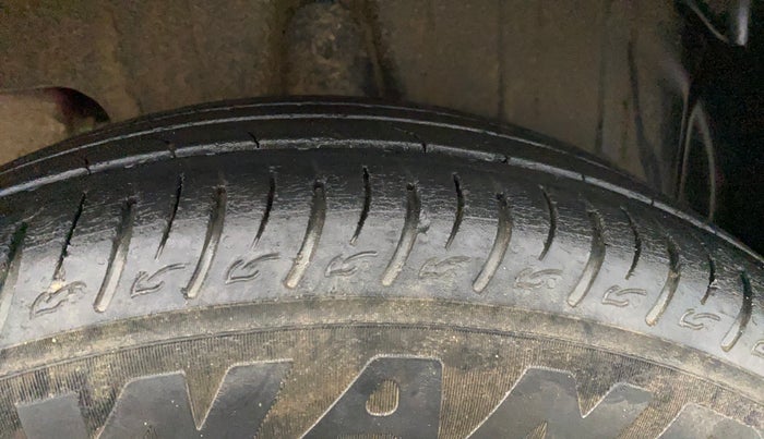 2022 Mahindra XUV300 W8 (O) 1.2 PETROL AMT DUAL TONE, Petrol, Automatic, 29,845 km, Left Rear Tyre Tread