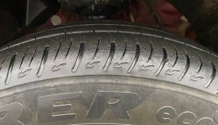 2022 Mahindra XUV300 W8 (O) 1.2 PETROL AMT DUAL TONE, Petrol, Automatic, 29,845 km, Right Front Tyre Tread