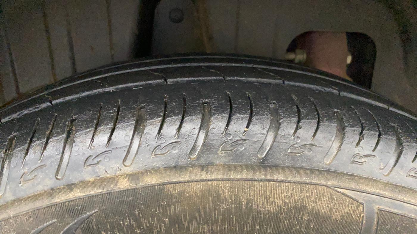 2022 Mahindra XUV300 W8 (O) 1.2 PETROL AMT DUAL TONE, Petrol, Automatic, 29,845 km, Right Rear Tyre Tread