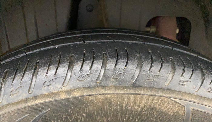 2022 Mahindra XUV300 W8 (O) 1.2 PETROL AMT DUAL TONE, Petrol, Automatic, 29,845 km, Right Rear Tyre Tread