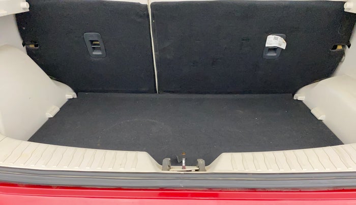 2022 Mahindra XUV300 W8 (O) 1.2 PETROL AMT DUAL TONE, Petrol, Automatic, 29,845 km, Boot Inside