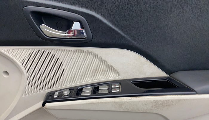 2022 Mahindra XUV300 W8 (O) 1.2 PETROL AMT DUAL TONE, Petrol, Automatic, 29,845 km, Driver Side Door Panels Control