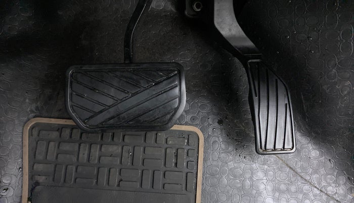 2020 Maruti S Cross ALPHA AT1.5, Petrol, Automatic, 31,557 km, Pedals