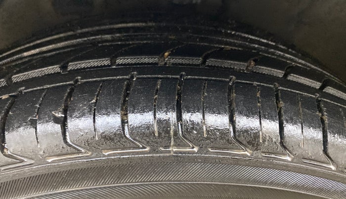 2014 Hyundai Verna FLUIDIC 1.6 VTVT SX, Petrol, Manual, 46,057 km, Left Front Tyre Tread