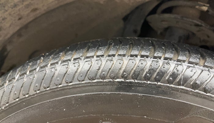 2017 Maruti Baleno DELTA PETROL 1.2, Petrol, Manual, 38,588 km, Left Front Tyre Tread