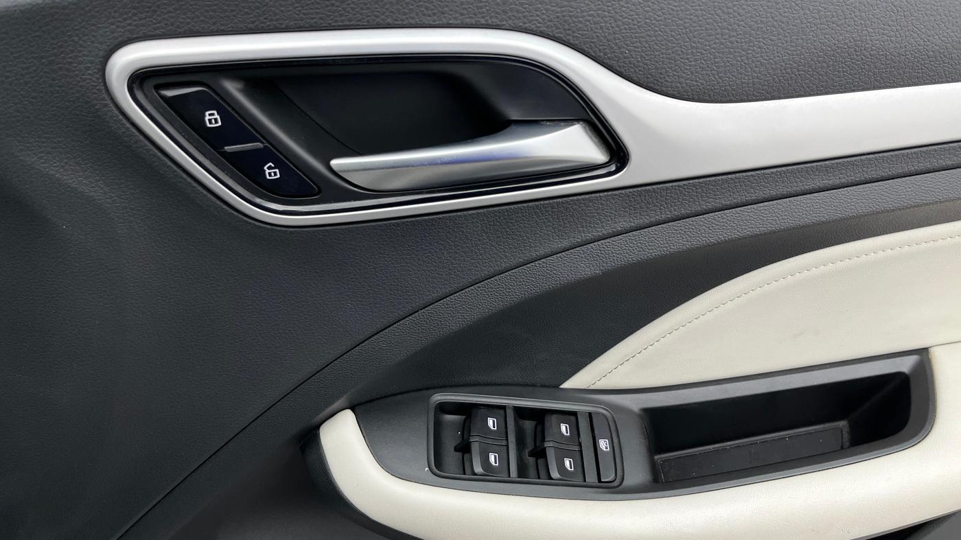 2022 MG ASTOR SHARP 1.5 CVT, Petrol, Automatic, 44,237 km, Driver Side Door Panels Control