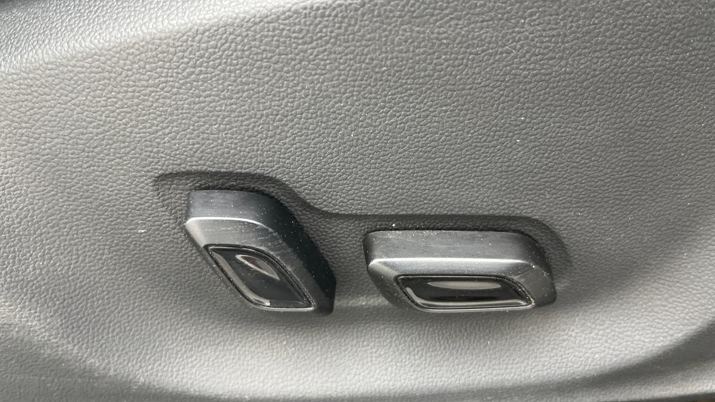 2022 MG ASTOR SHARP 1.5 CVT, Petrol, Automatic, 44,237 km, Driver Side Adjustment Panel