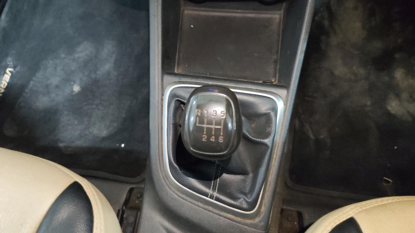 2018 Hyundai Verna 1.6 VTVT SX, Petrol, Manual, 42,282 km, Gear Lever
