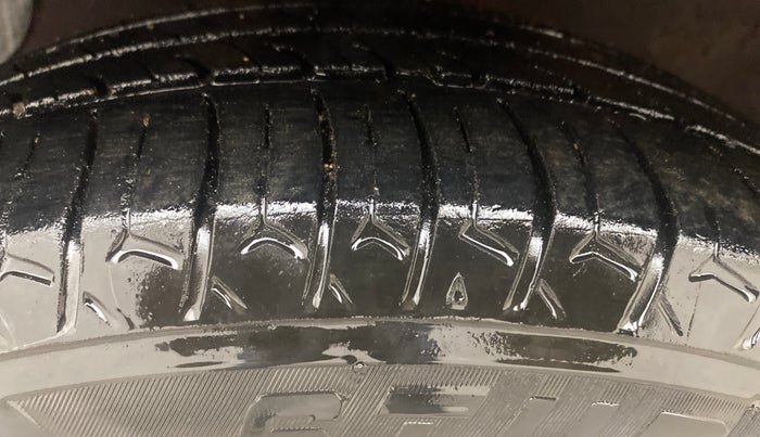 2015 Hyundai Grand i10 MAGNA 1.2 KAPPA VTVT, Petrol, Manual, 1,02,210 km, Left Front Tyre Tread