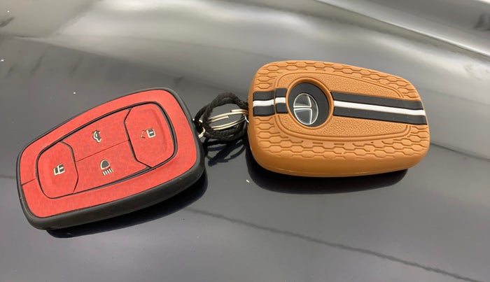 2022 Tata NEXON XZA PLUS PETROL DARK EDITION, Petrol, Automatic, 32,961 km, Key Close Up