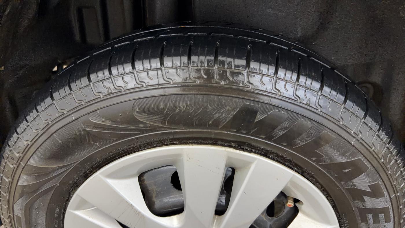 2014 Maruti Swift Dzire VXI, Petrol, Manual, 51,536 km, Right Rear Tyre Tread