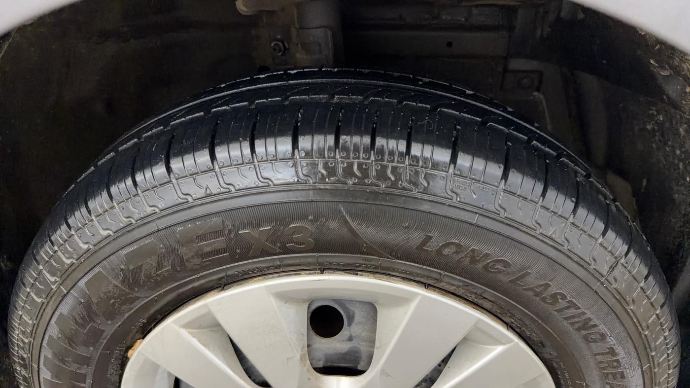 2014 Maruti Swift Dzire VXI, Petrol, Manual, 51,536 km, Right Front Tyre Tread