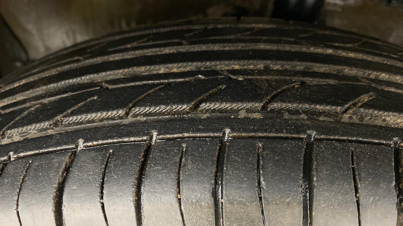 2010 Maruti Ritz VXI, Petrol, Manual, 75,399 km, Left Front Tyre Tread