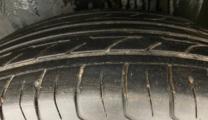 2010 Maruti Ritz VXI, Petrol, Manual, 75,399 km, Left Rear Tyre Tread