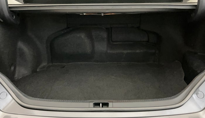 2016 Toyota Camry HYBRID, Hybrid, Automatic, 81,217 km, Boot Inside