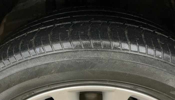 2016 Toyota Camry HYBRID, Hybrid, Automatic, 81,217 km, Left Front Tyre Tread