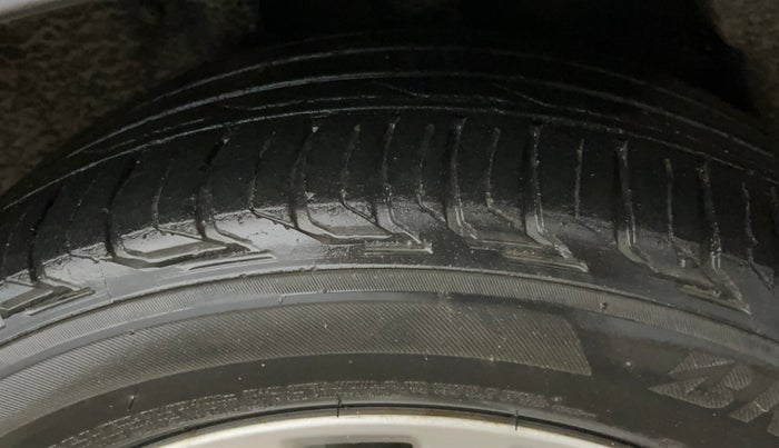 2016 Toyota Camry HYBRID, Hybrid, Automatic, 81,217 km, Left Rear Tyre Tread