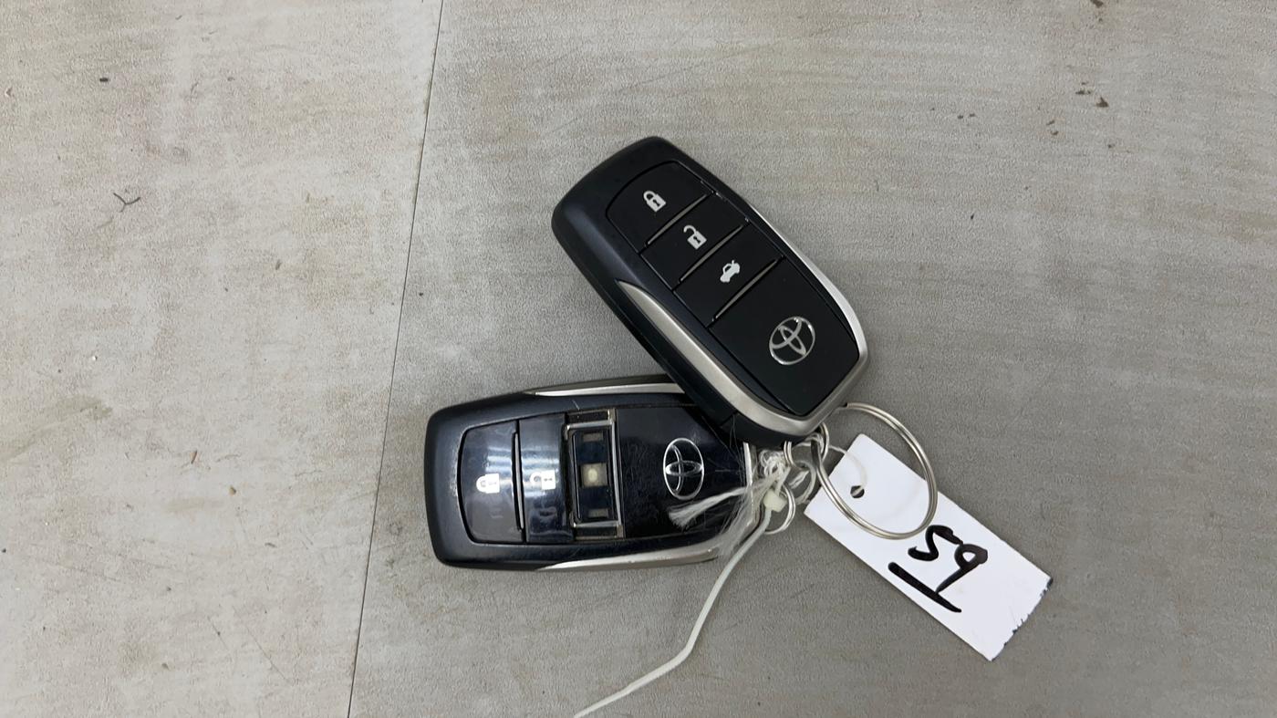 2016 Toyota Camry HYBRID, Hybrid, Automatic, 80,900 km, Key Close Up