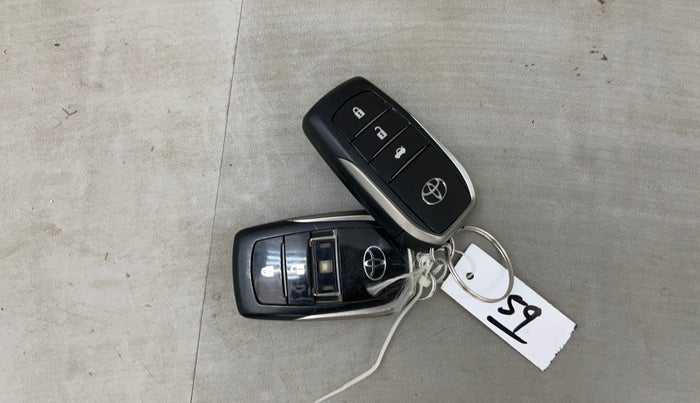 2016 Toyota Camry HYBRID, Hybrid, Automatic, 81,217 km, Key Close Up