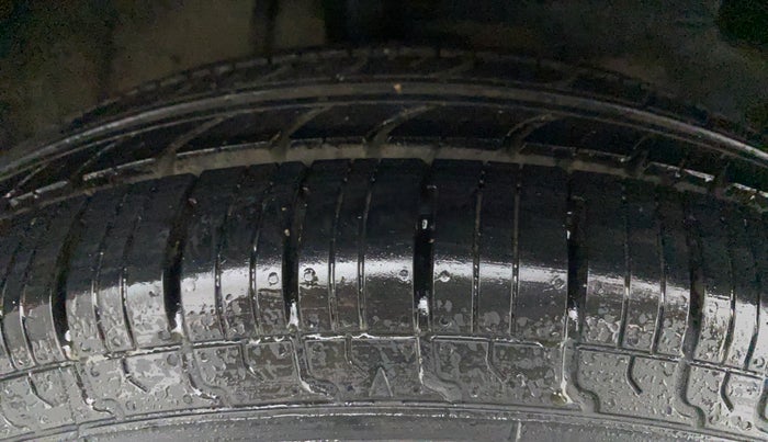 2011 Maruti Ritz VXI, Petrol, Manual, 71,841 km, Right Front Tyre Tread