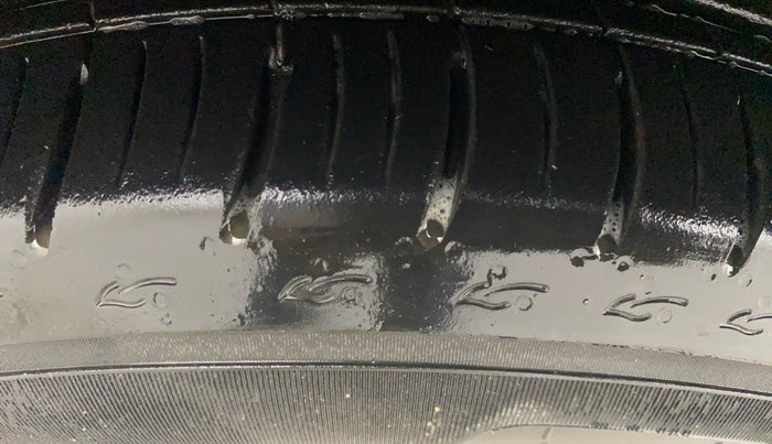 2014 Volkswagen Vento HIGHLINE 1.2 TSI, Petrol, Manual, 1,13,524 km, Left Front Tyre Tread