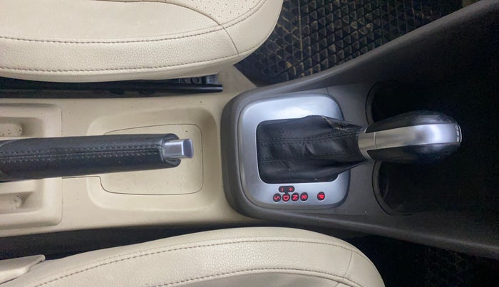 2014 Volkswagen Vento HIGHLINE 1.2 TSI, Petrol, Manual, 1,13,524 km, Gear Lever