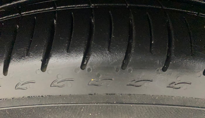 2014 Volkswagen Vento HIGHLINE 1.2 TSI, Petrol, Manual, 1,13,524 km, Right Front Tyre Tread