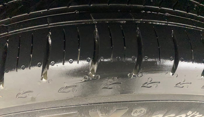 2014 Volkswagen Vento HIGHLINE 1.2 TSI, Petrol, Manual, 1,13,524 km, Right Rear Tyre Tread