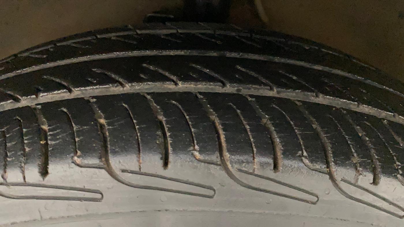 2010 Maruti Ritz VXI, Petrol, Manual, 91,909 km, Left Front Tyre Tread
