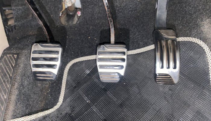 2015 Mahindra XUV500 W10 AWD, Diesel, Manual, 1,08,006 km, Pedals