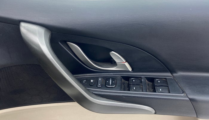 2015 Mahindra XUV500 W10 AWD, Diesel, Manual, 1,08,006 km, Driver Side Door Panels Control