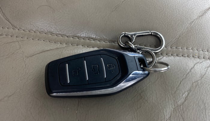 2015 Mahindra XUV500 W10 AWD, Diesel, Manual, 1,08,006 km, Key Close Up