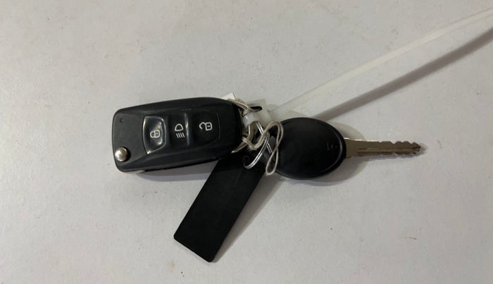 2017 Tata Tiago XT PETROL, CNG, Manual, 73,551 km, Key Close Up