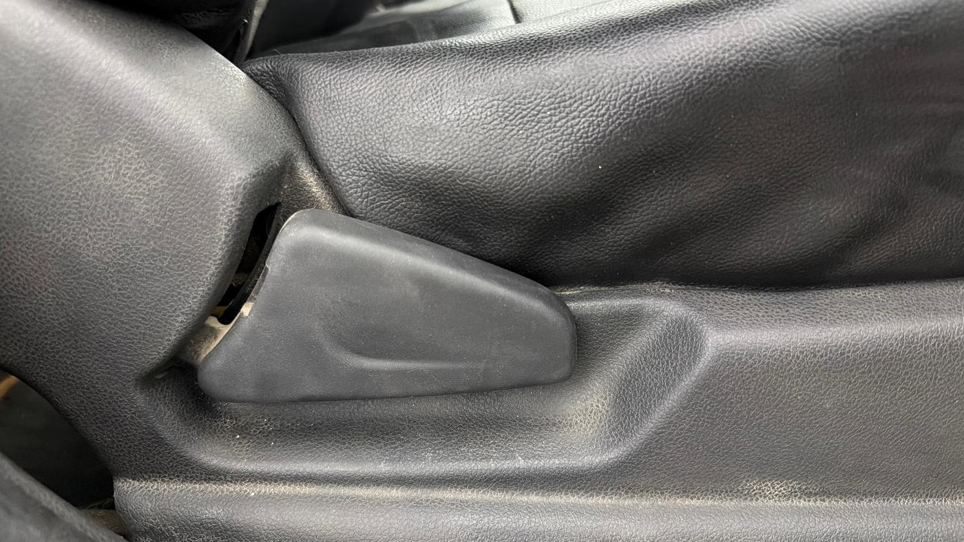 2016 Renault Kwid RXT 1.0, CNG, Manual, 71,565 km, Driver Side Adjustment Panel