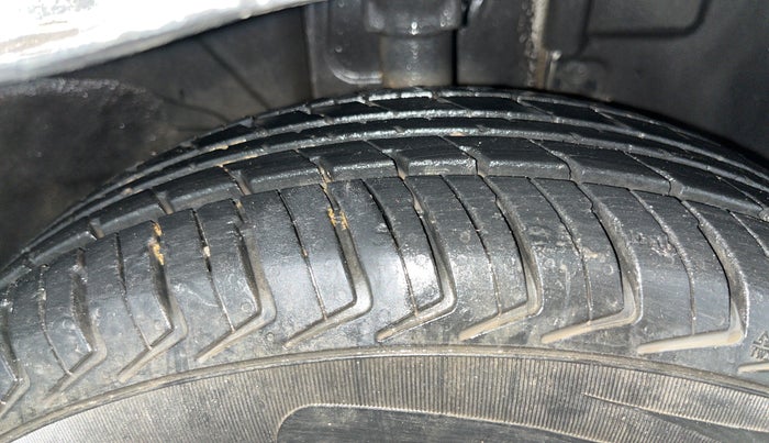2018 Renault Kwid RXL, Petrol, Manual, 33,827 km, Right Front Tyre Tread