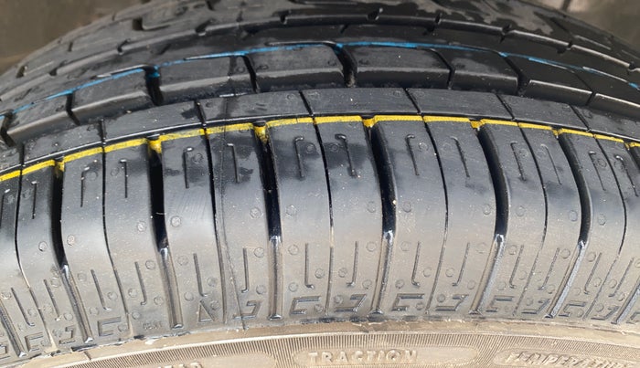 2023 Renault TRIBER RXZ, Petrol, Manual, 48,161 km, Right Front Tyre Tread