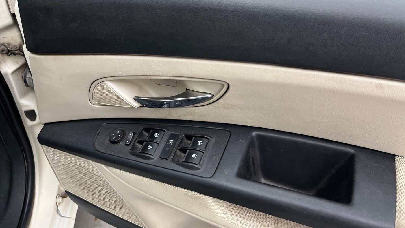 2014 Fiat Linea DYNAMIC 1.3 L ADVANCED MULTIJET, Diesel, Manual, 1,12,675 km, Driver Side Door Panels Control