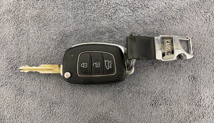 2020 Hyundai VENUE S 1.2, Petrol, Manual, 34,063 km, Key Close Up