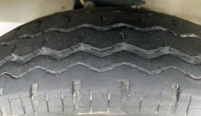 2020 Maruti Eeco 5 STR CNG WITH AC PLUSHTR, CNG, Manual, 27,692 km, Left Front Tyre Tread