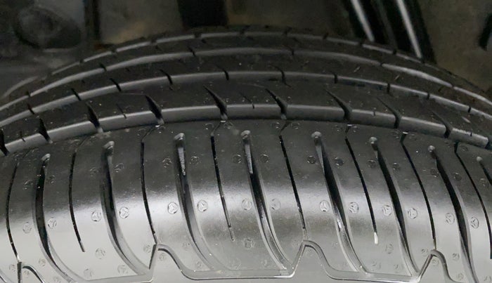 2017 Renault Duster RXL PETROL 104, Petrol, Manual, 33,494 km, Right Rear Tyre Tread